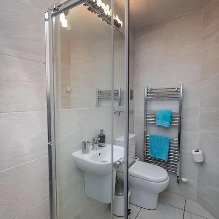 Nyaraló Bridge House 1 *